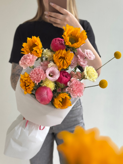 Дофаминовый букет с пионами Корал Шарм, подсолнухами, лизиантусом и краспедией