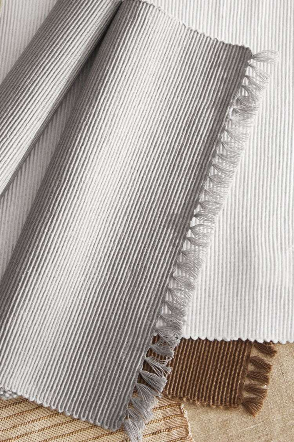 ZARA HOME СЕРВИРОВОЧНАЯ САЛФЕТКА С БАХРОМОЙ (УПАКОВКА ИЗ 2 ШТУК), СЕРЕБРИСТЫЙ