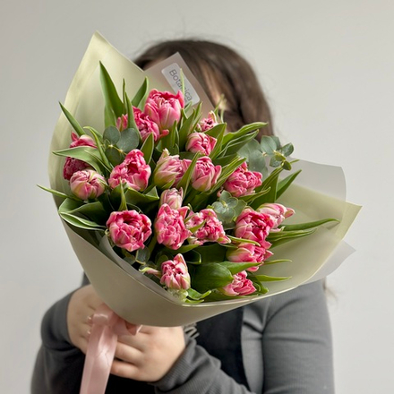 Букет из 19 пионовидных тюльпанов «Флеш Поинт» и эвкалипта. Букет 1089.