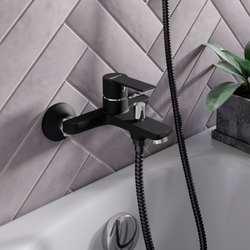 Смеситель для ванны с душем STWORKI Хельсинки HFHS10130 черный однорычажный, настенный, латунь, с аэратором