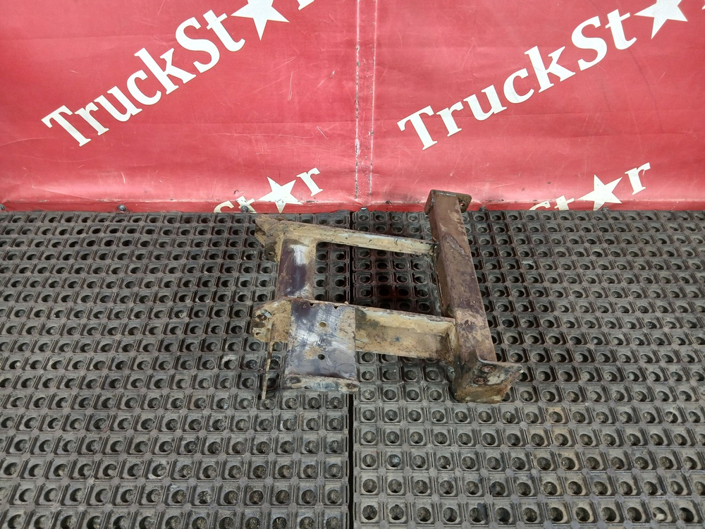 Кронштейн корпуса подножек правый 2018г