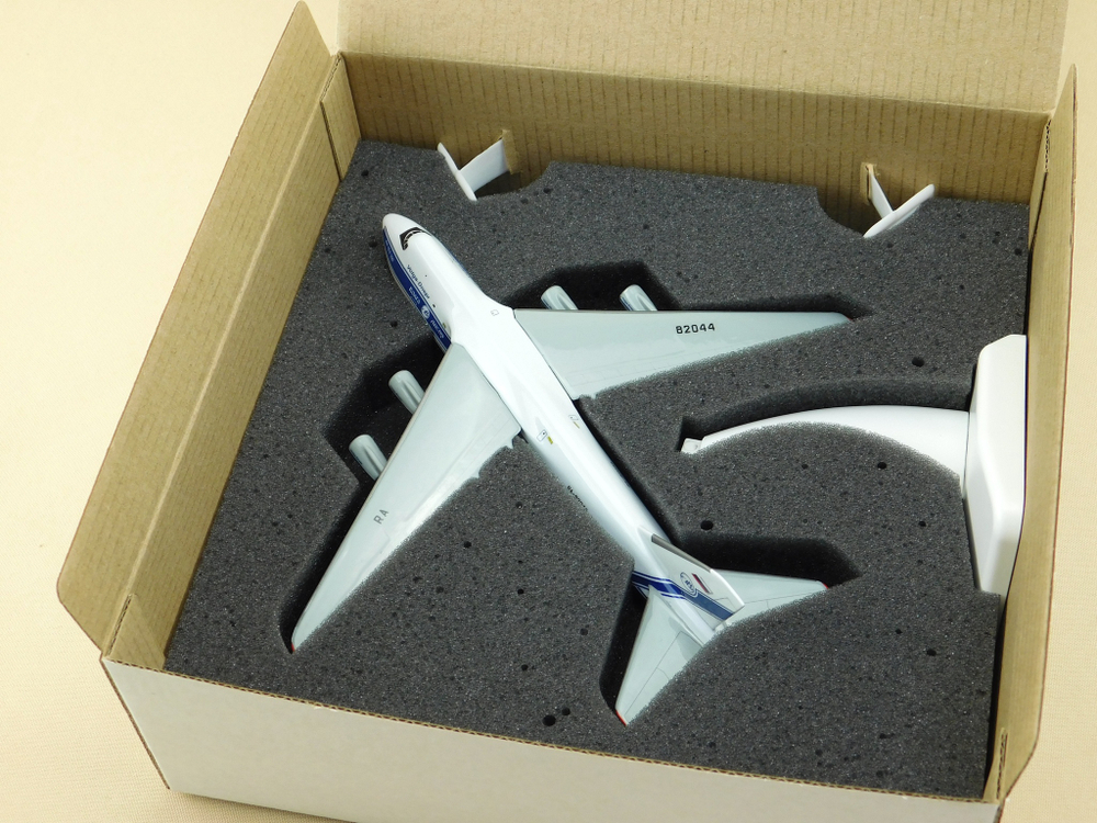 Модель самолета Ан-124-100 (М1:400, Волга-Днепр, RA-82044)