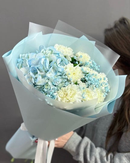 Букет с гортензией и диантусами