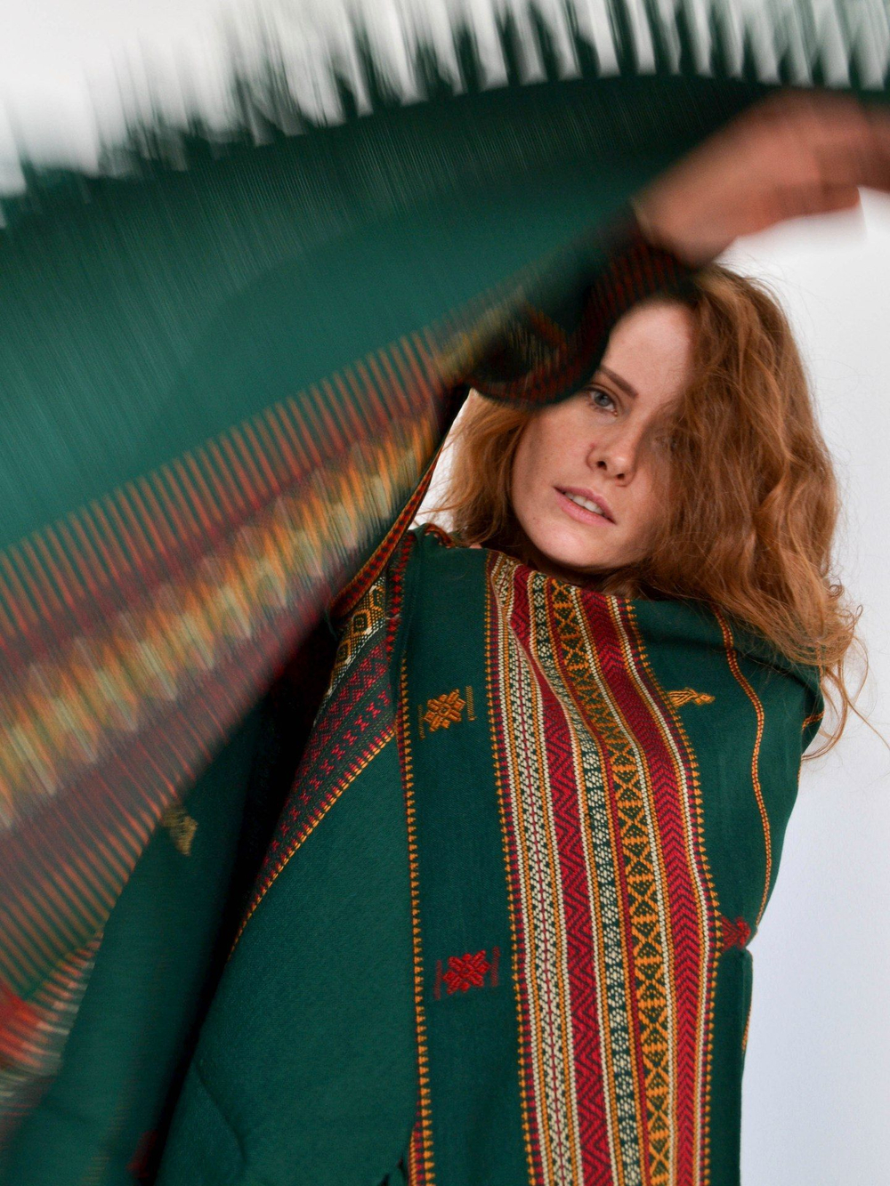 Шаль с  гуджаратской вышивкой