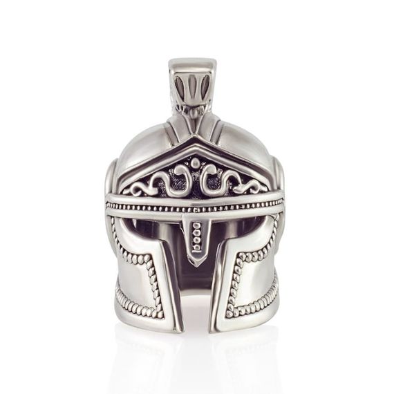 Изображение на белом фоне подвески спартанский шлем из серебра, вид спереди.