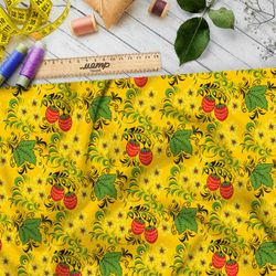 Ткань бифлекс хохлома из мелкой земляники на жёлтом фоне
