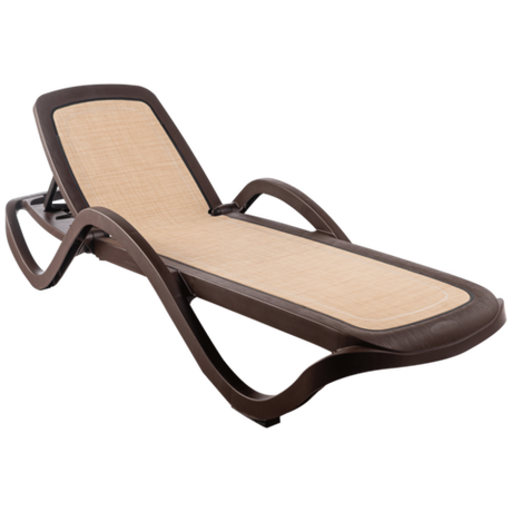 Шезлонг пластиковый с подлокотниками и тканью "Капри". Цвет: Шоколадный с бежевой тканью
