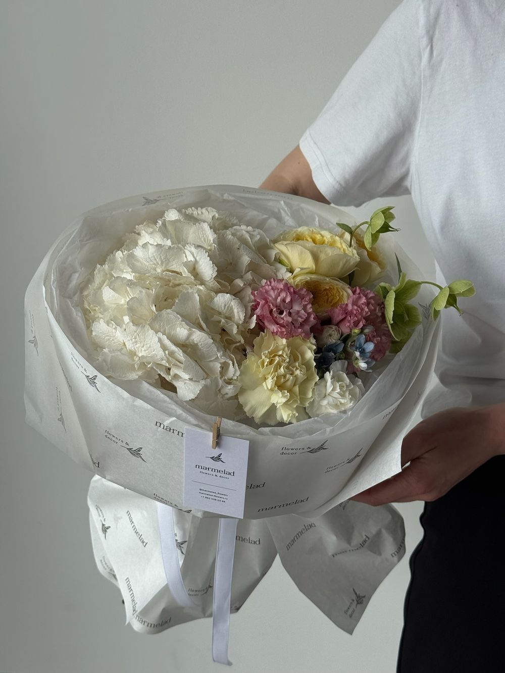 Букет сборный из гортензии, кустовых пионовидных роз, лизиантуса, оксипеталума и диантусов