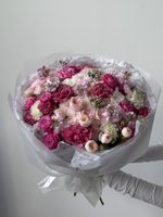 Гранд букет из кустовых пионовидных роз, маттиолы, ранункулюсов, нарциссов и диантусов