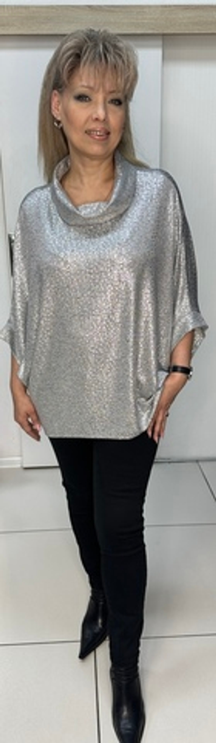 Нарядный блузон-туника с блестяще-серебряным эффектом