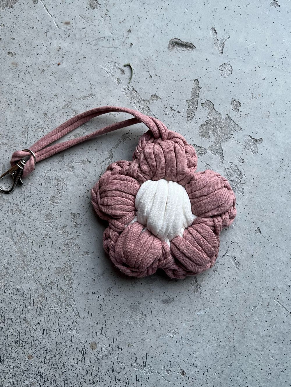 Брелок-цветок пудрово-розовый