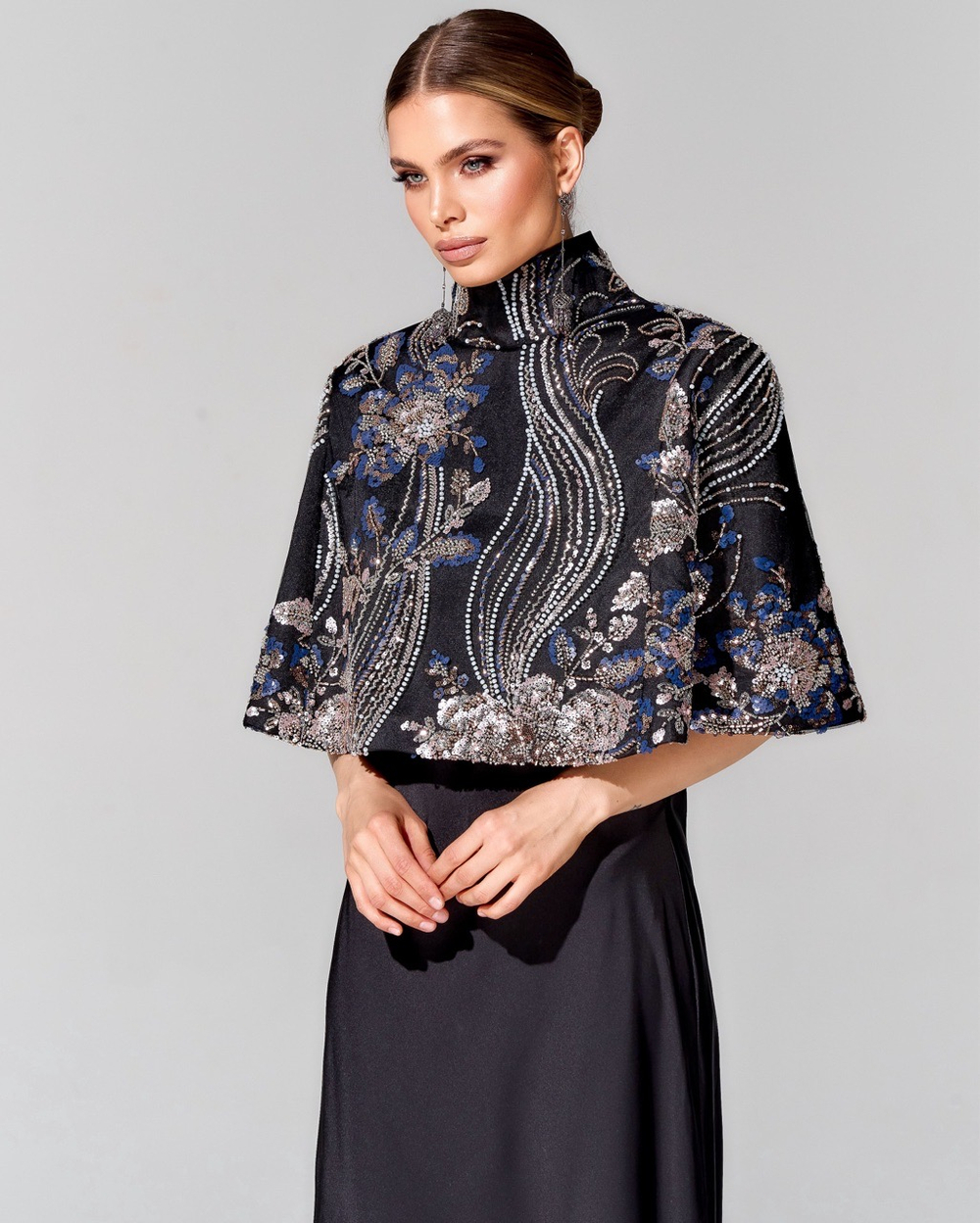 Укороченный кейп с вышивкой ручной работы