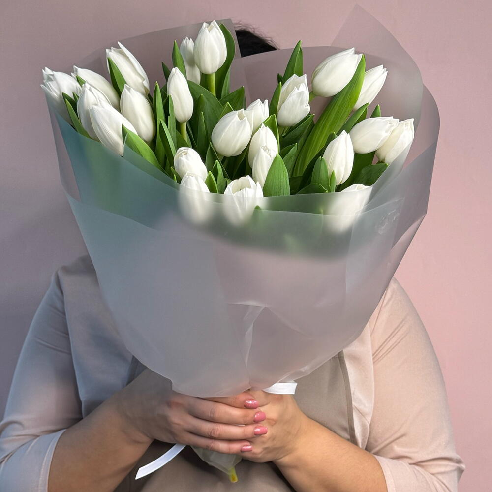 Букет из 25 белых тюльпанов в матовой пленке