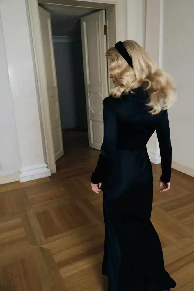 Emma maxi, платье макси с длинным рукавом и чокером из атласа