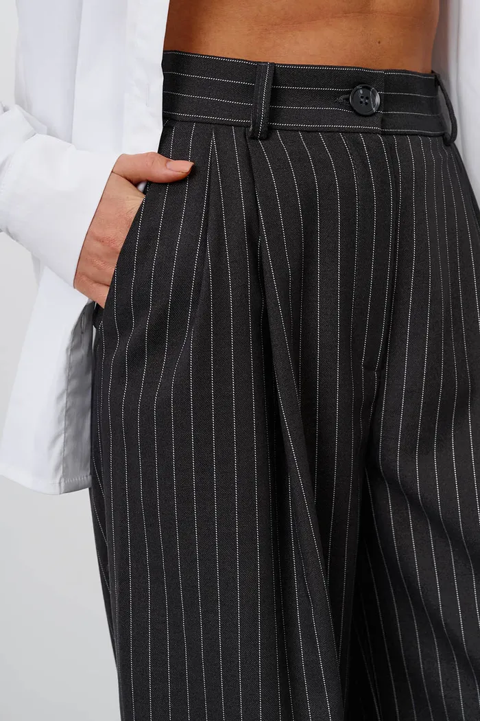 Брюки с защипами в полоску темно-серого цвета
