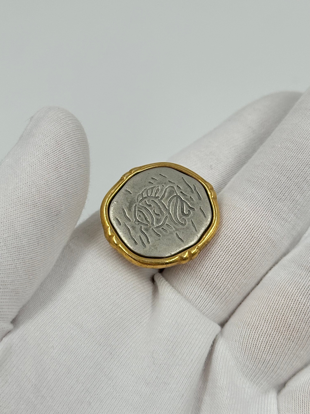 Накладка на пуговицу с рыбкой