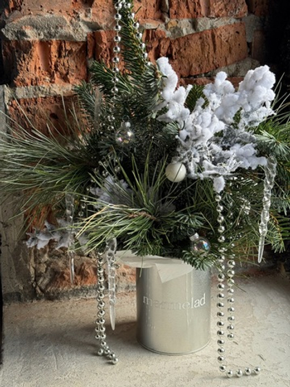 Композиция из хвои