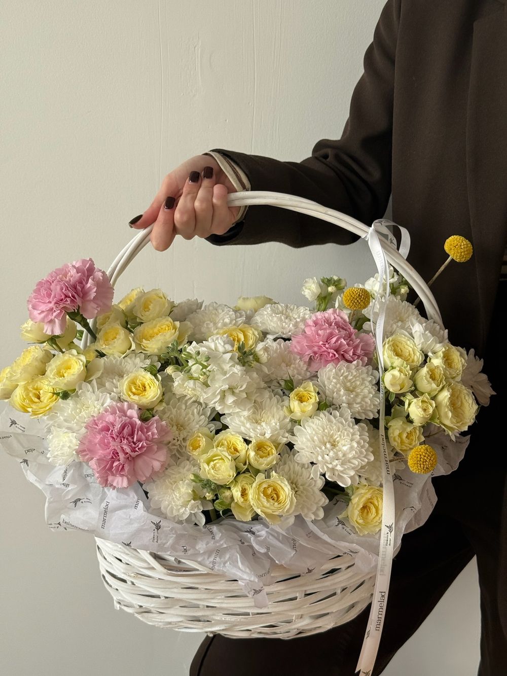 Корзина из хризантемы, кустовых роз, диантусов и краспедии