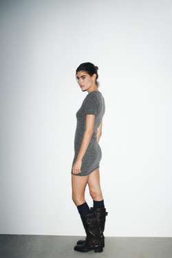 ZARA МЯГКОЕ ТРИКОТАЖНОЕ МИНИ-ПЛАТЬЕ С РЕЛЬЕФНЫМ ШВОМ, СЕРЫЙ МЕЛАНЖ