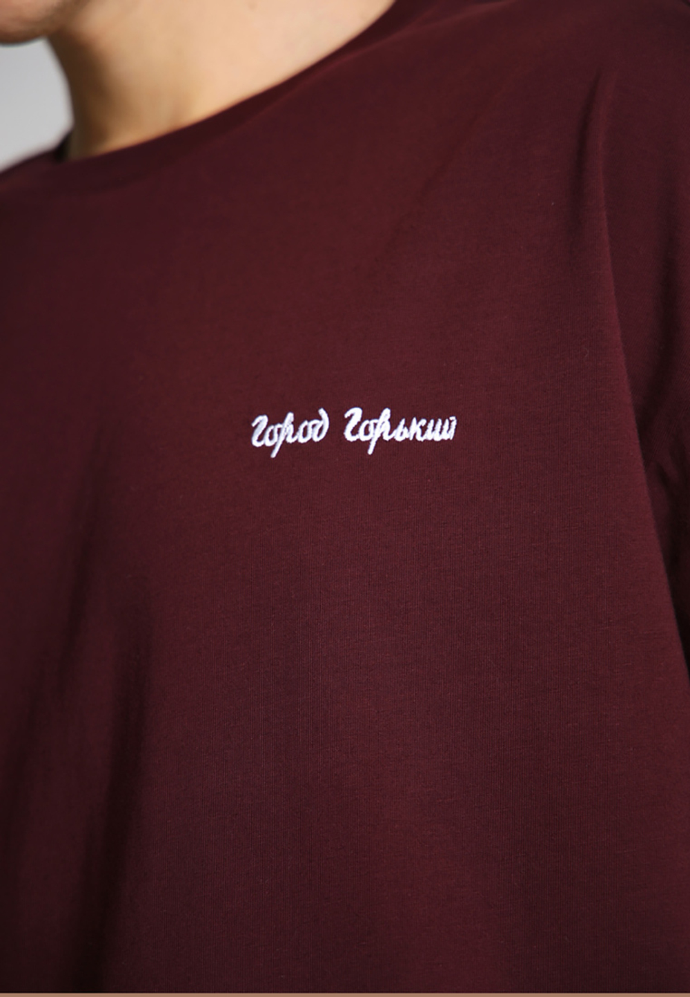 Футболка Город Горький с вышивкой бордо красная
