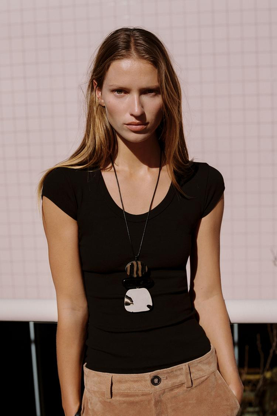 ZARA ФУТБОЛКА С ШИРОКИМ ВЫРЕЗОМ, УГОЛЬНЫЙ