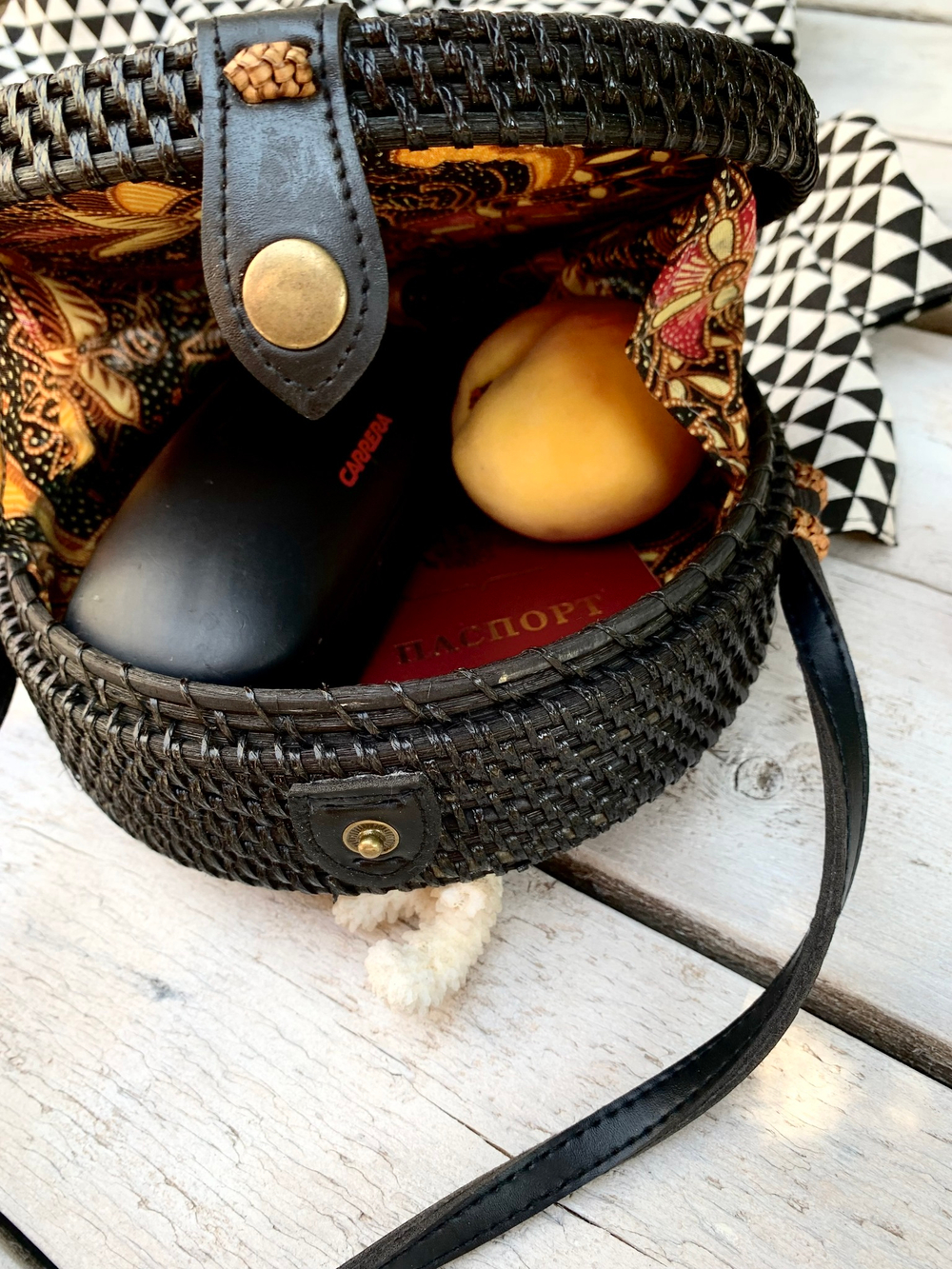 Круглая сумка из ротанга черная