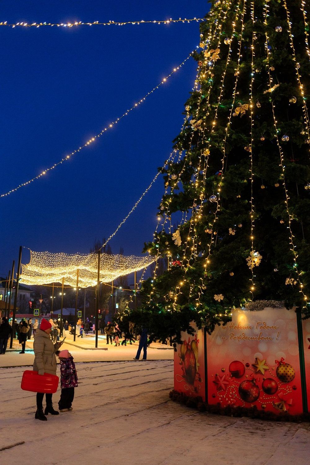 Светодинамическая елка ствольная - встроенная гирлянда: Теплый свет - "Таежная" от 11 до 21 м