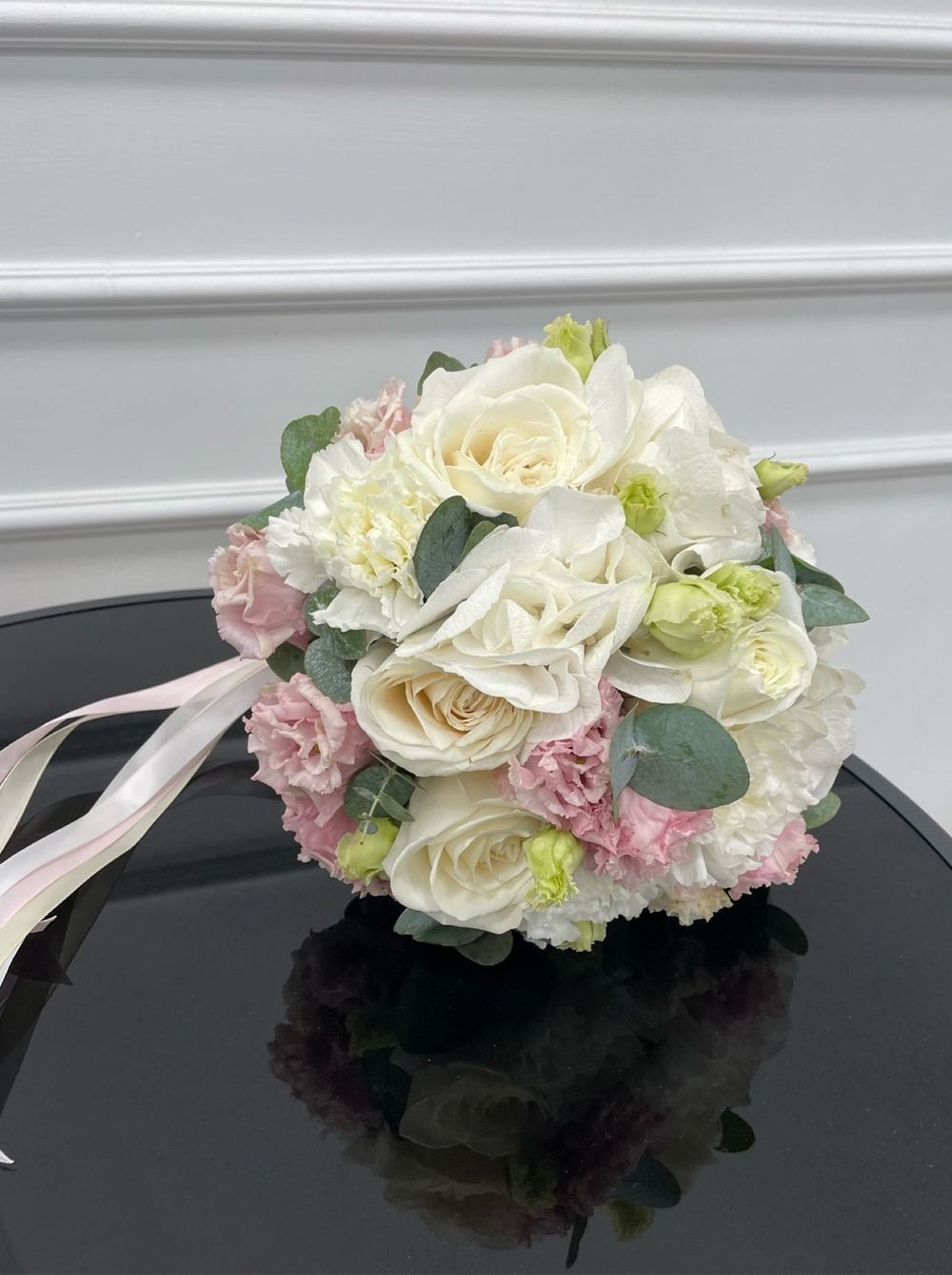 Свадебный букет из гортензии, лизиантуса, диантусов, одноголовых роз и эвкалипта