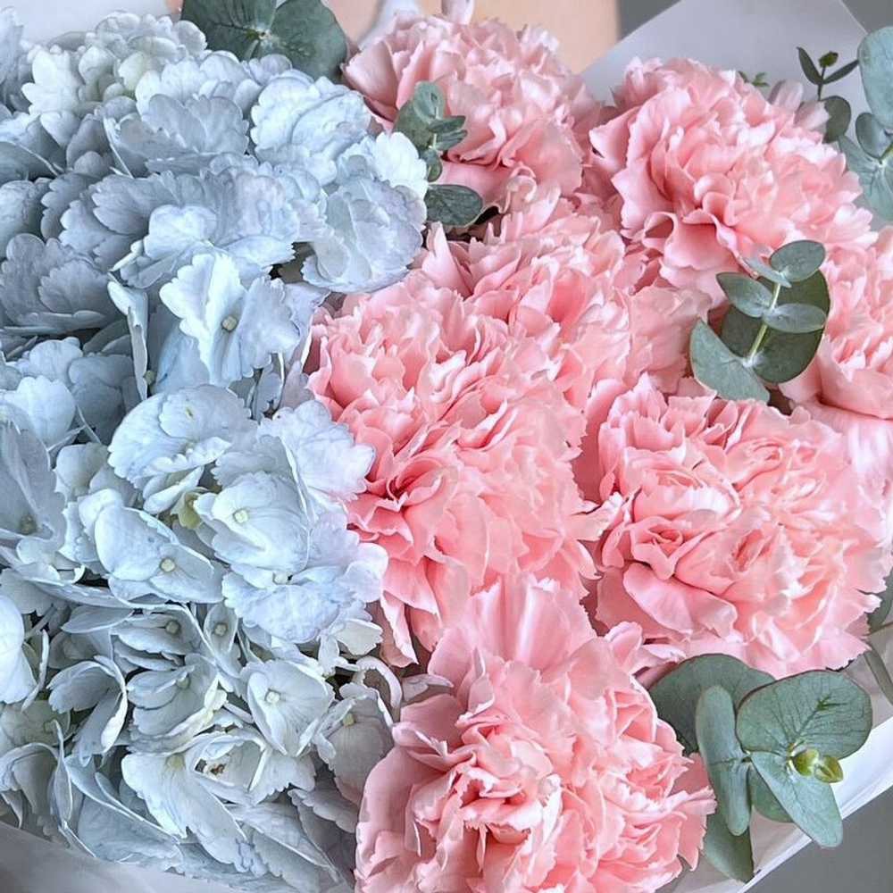 Нежный букет гортензия, диантус и эвкалипт