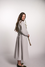 Платье с V-вырезом и длинным рукавом из плотного хлопка, в светло-сером цвете