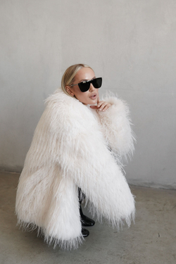 Шуба из эко-меха страуса молочная