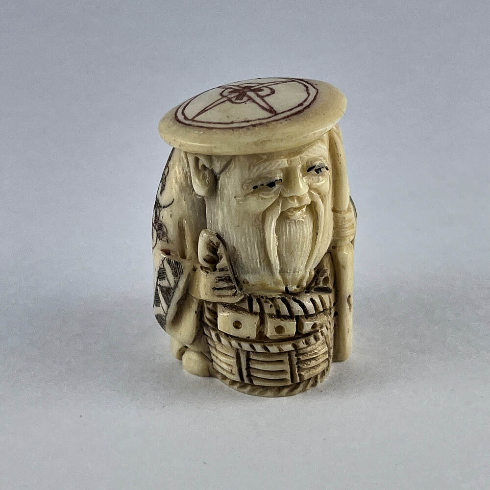 Статуэтка нэцкэ Монах в круглой шляпе с корзиной рыбы