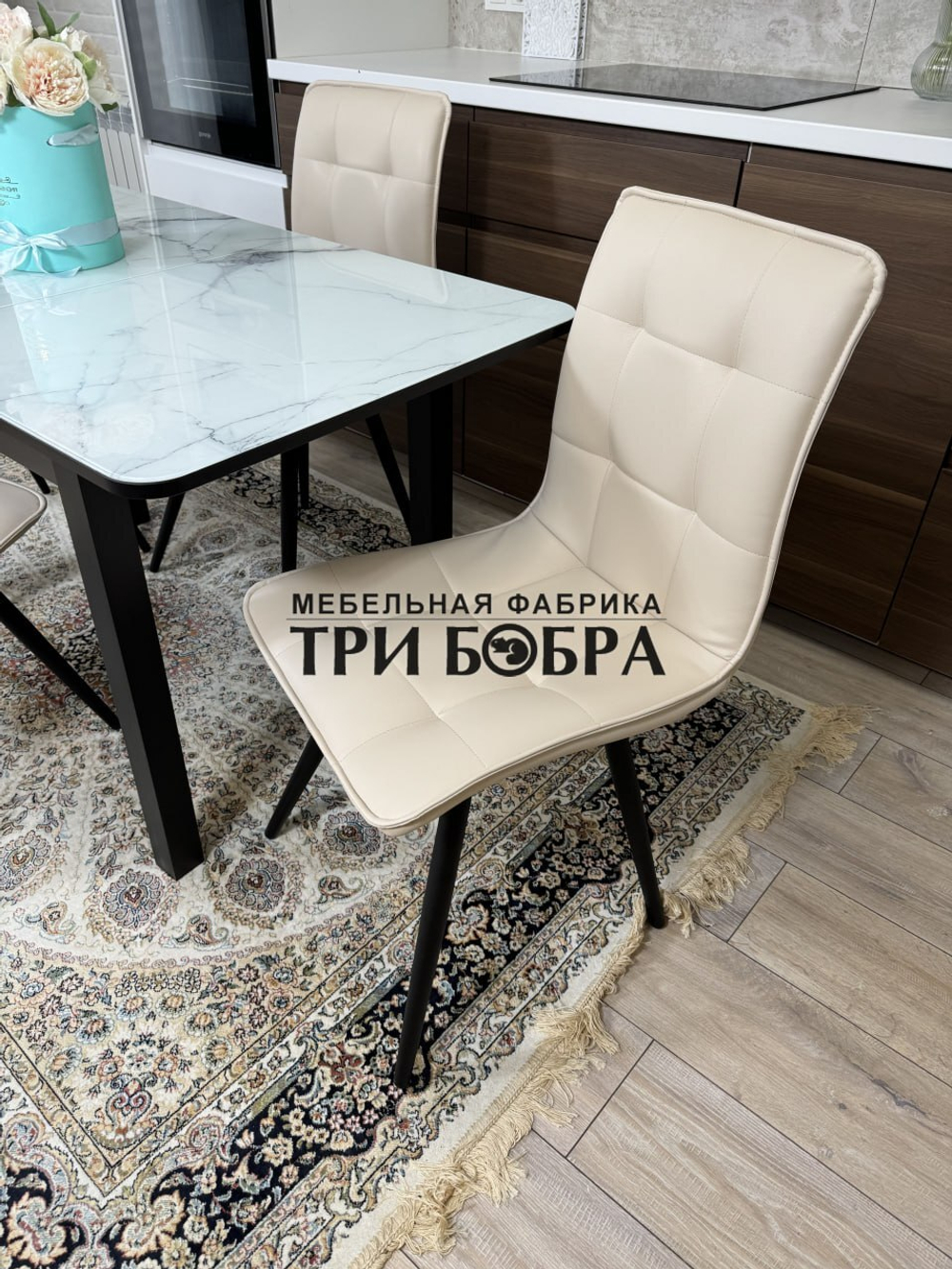 Стеклянный раздвижной стол "Итальянский мрамор" и стулья "ГУЧИ" ваниль