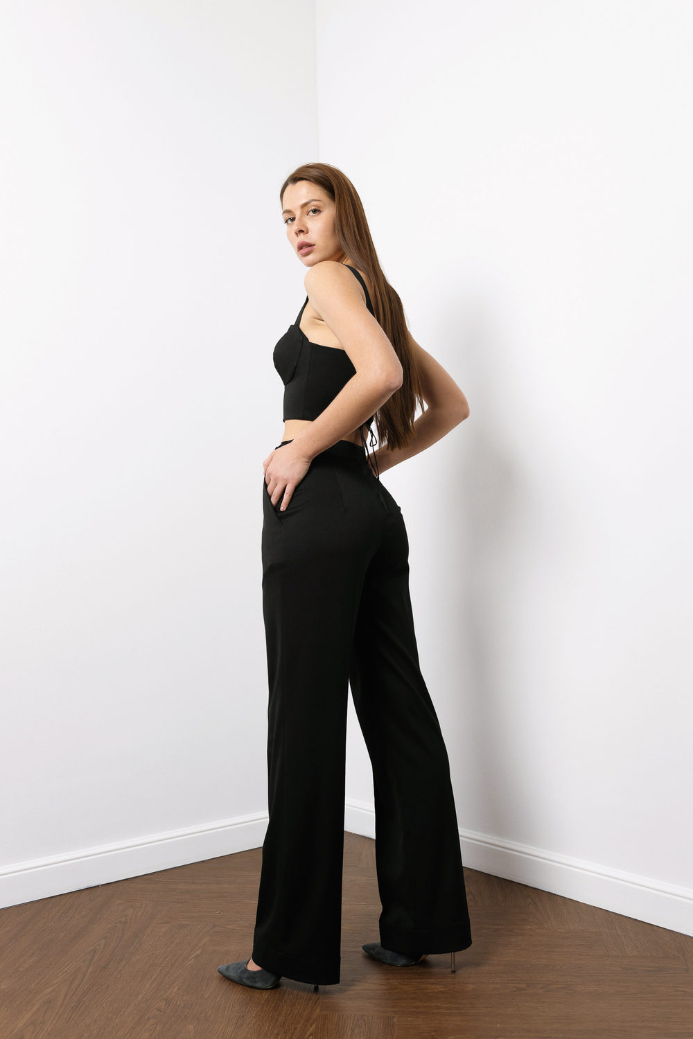 Брюки прямого кроя в черном оттенке