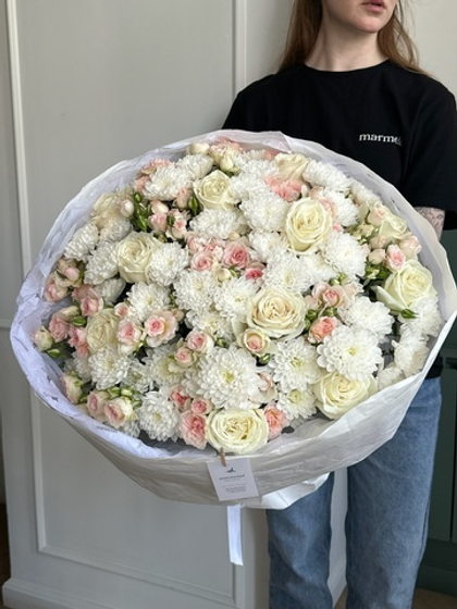 Гранд букет из кустовых роз, одноголовых роз и хризантемы