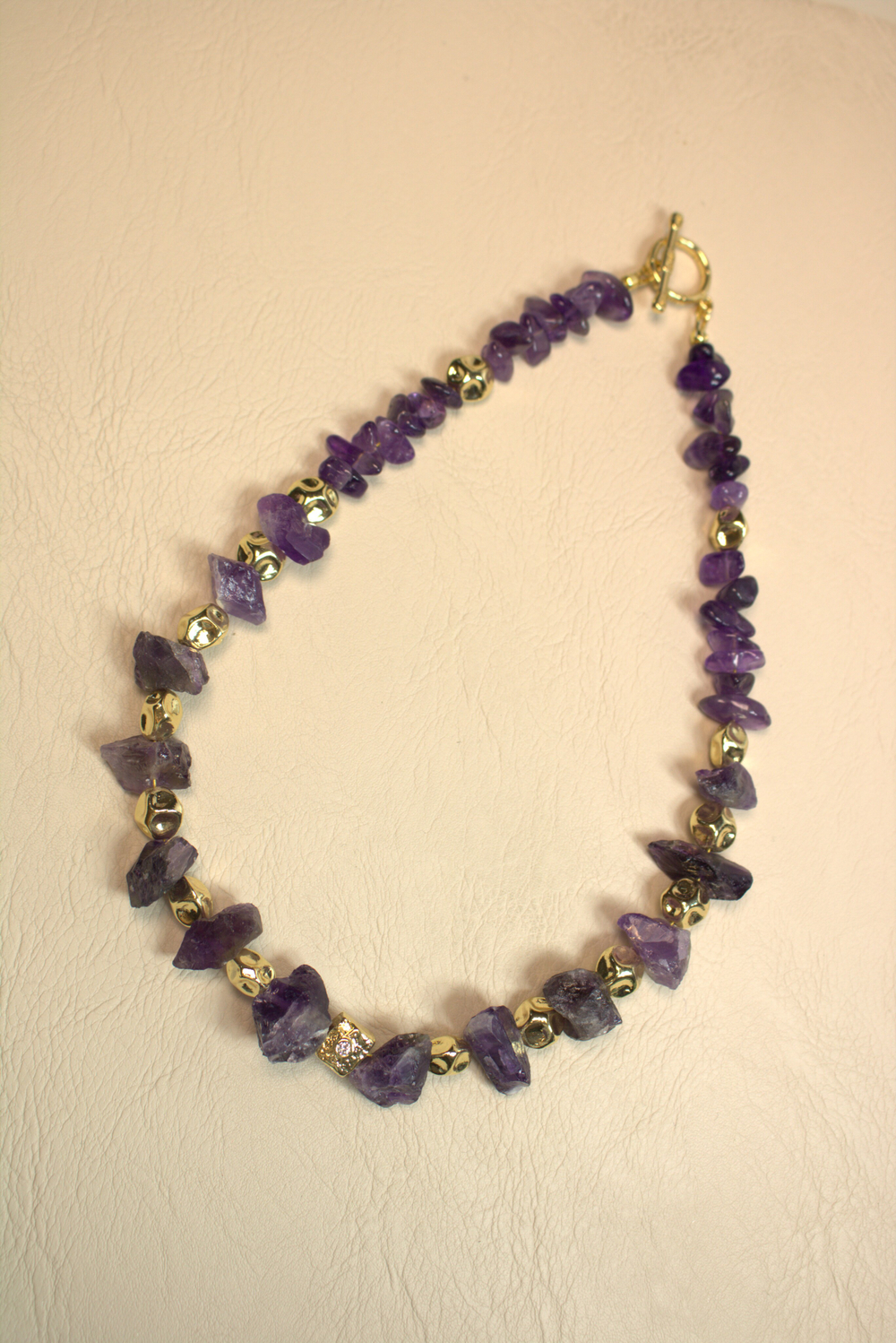 Колье-чокер из необработанного аметиста "Золотая сирень"