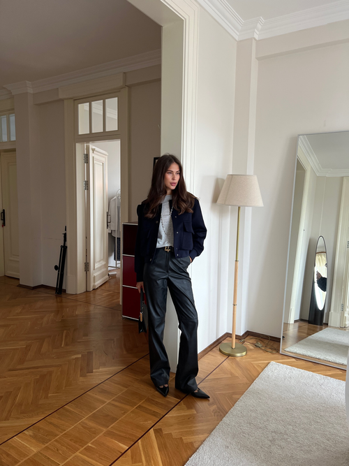 Брюки из экокожи черные с подрезом на спинке