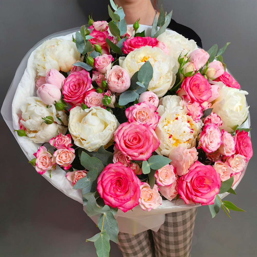 Авторский букет с белыми пионами