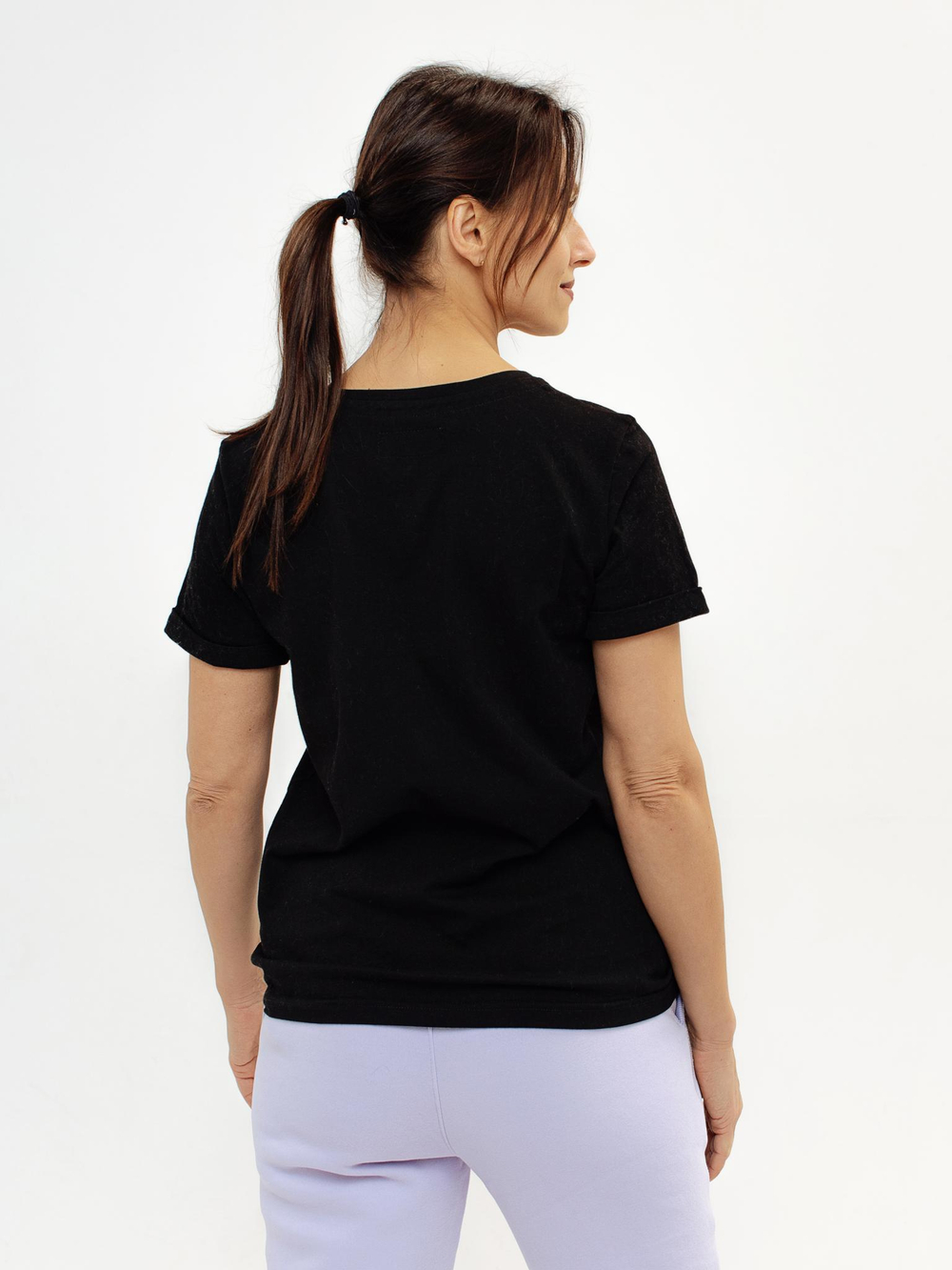 Черная хлопковая женская футболка с отворотами на рукавах