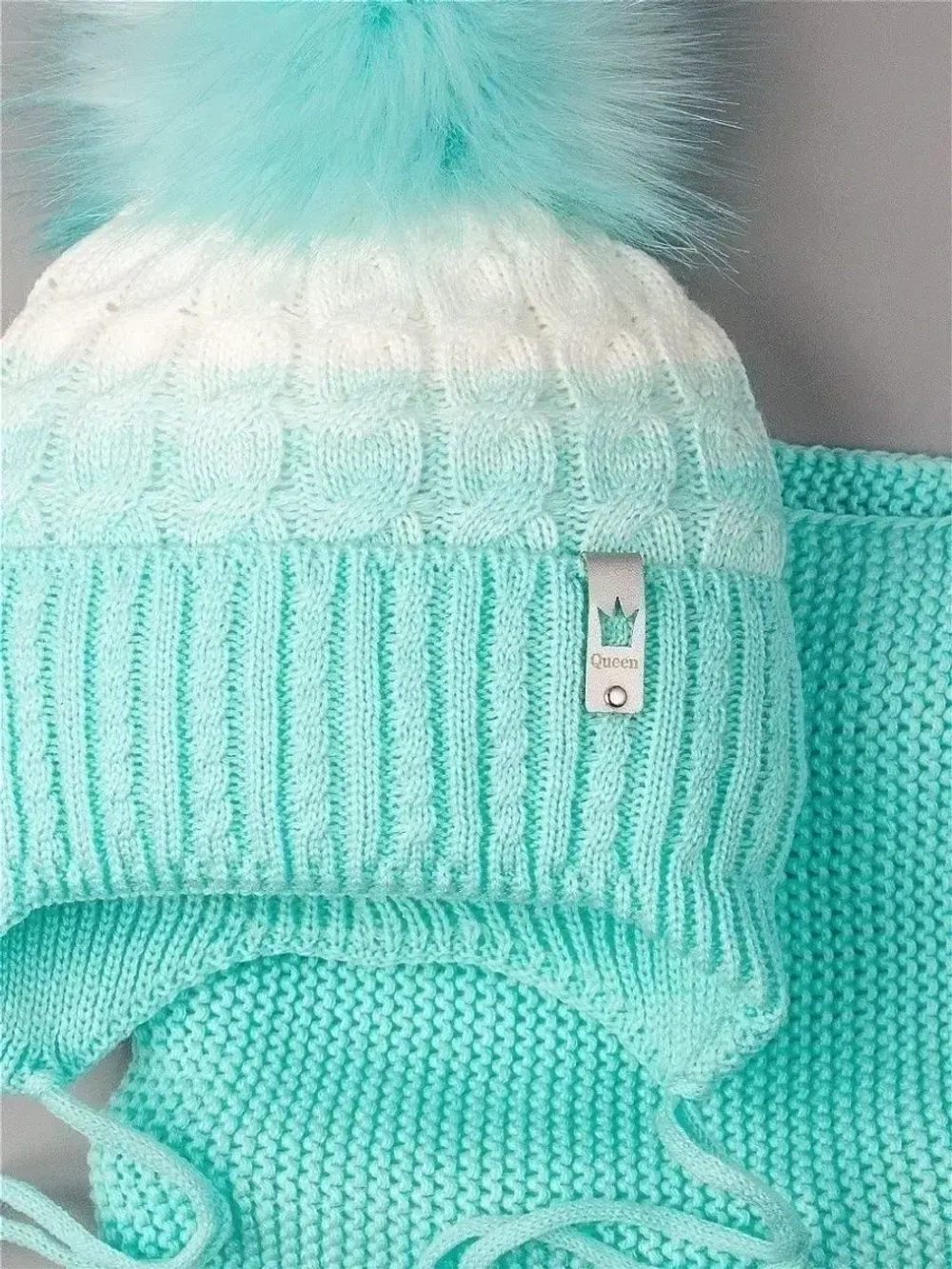 Шапка зимняя вязаная с помпоном и снуд для девочки