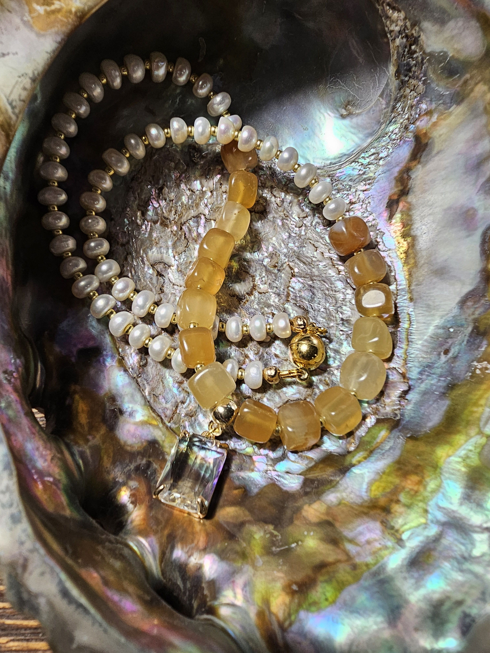 Колье ручной работы из культивированного речного жемчуга и агата кракле "Праздник"