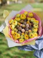 Букет из клубники в шоколаде с желтыми кустовыми розами «Солнышко»