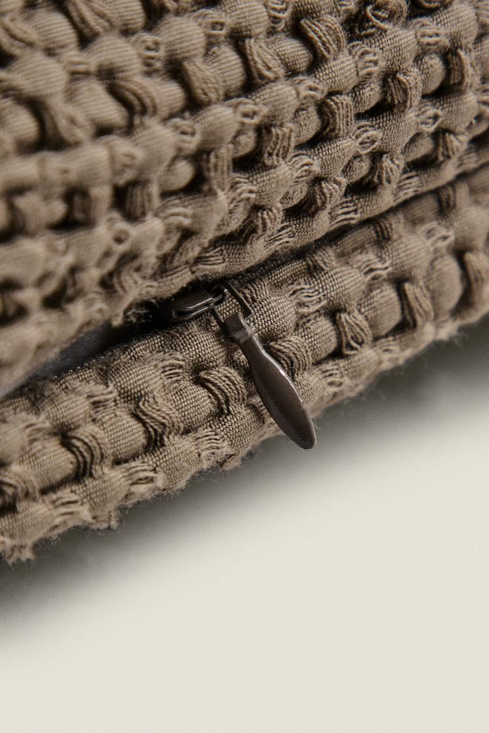 ZARA HOME ЧЕХОЛ ДЛЯ ДЕКОРАТИВНОЙ ПОДУШКИ ИЗ РЕЛЬЕФНОЙ ТКАНИ, СЕРО-КОРИЧНЕВЫЙ