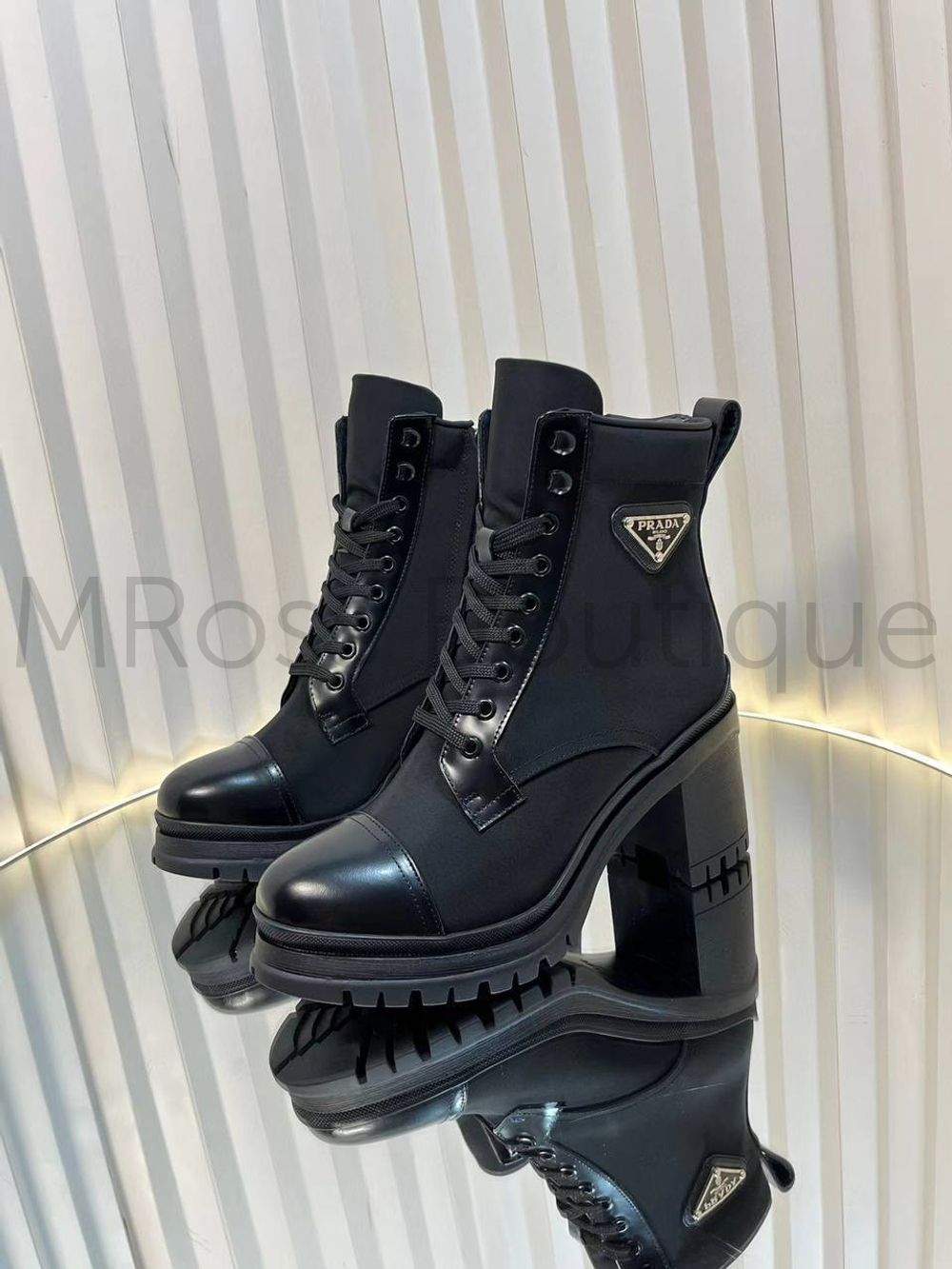 Женские ботинки Prada на каблуке в черном цвете