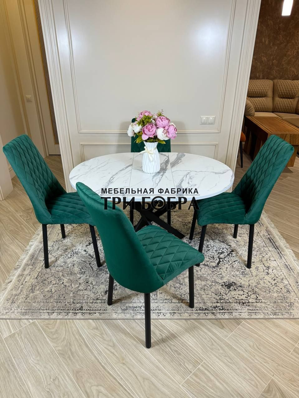 Круглый раздвижной стол "Лофт", итальянский мрамор и стулья "Бентли" изумруд