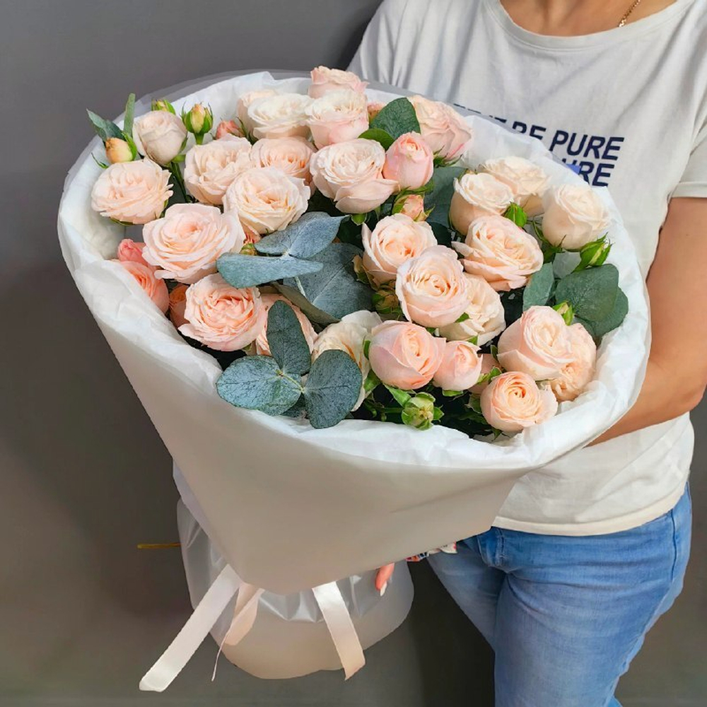 Букет из 7 кустовых пионовидных роз сорта "Bombastic" с эвкалиптом