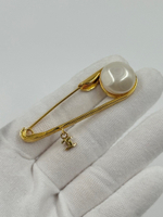 Брошь в виде булавки Chanel