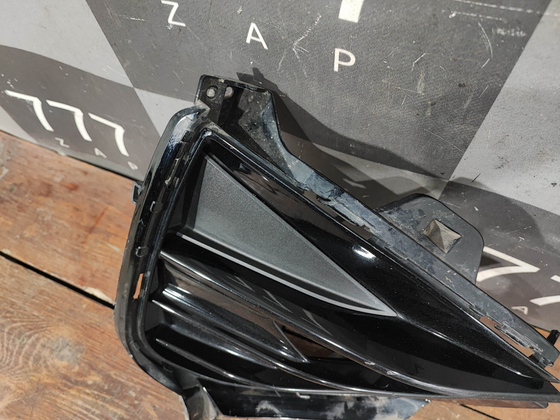 Накладка ПТФ передняя правая Kia K5 20-нв Б/У Оригинал 86542L2310