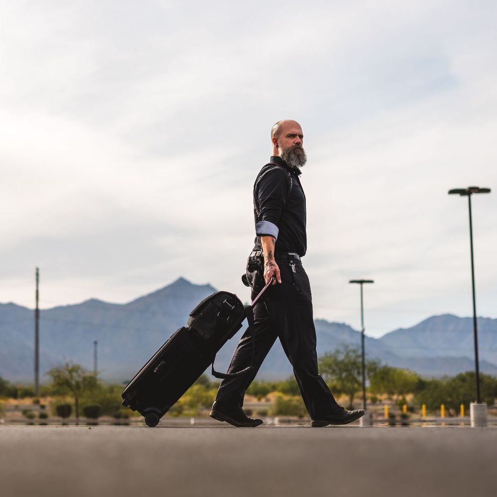 Чемодан Tenba Roadie Roller 24 638-714 на колесах