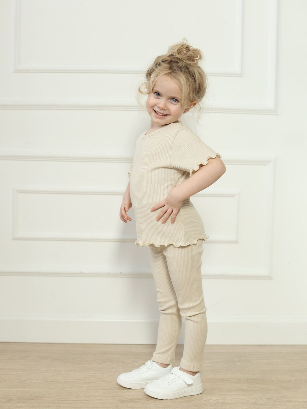 Костюм в рубчик футболка и легинсы